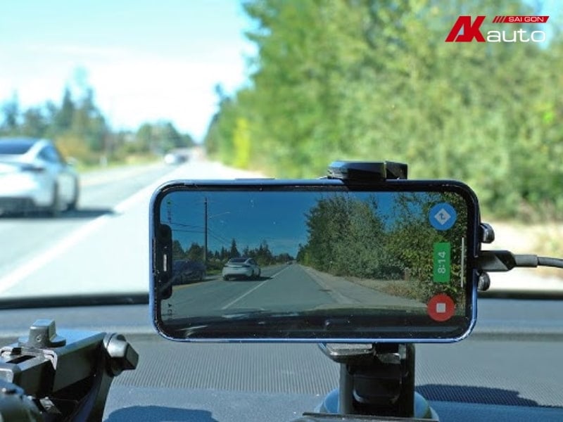 Mẹo dùng điện thoại làm camera hành trình Đơn giản - Hiệu quả 1 Điện thoại cần có góc quay rộng, dung lượng lưu trữ lớn