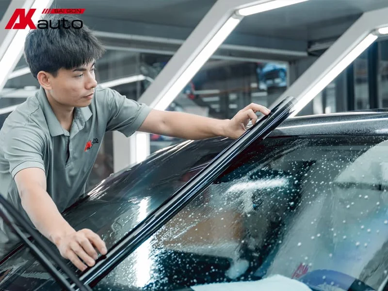 Dán phim cách nhiệt kính lái giảm chói khi lái xe