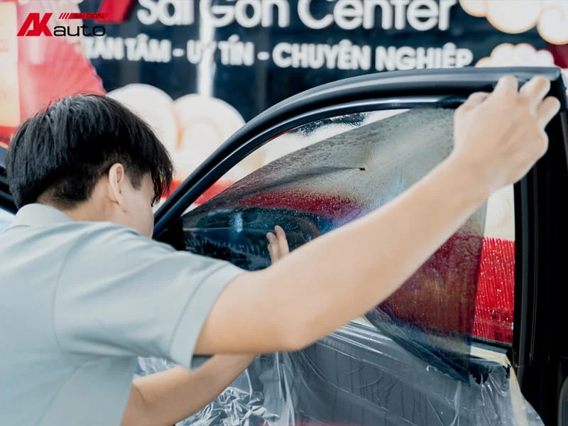 Dán phim cách nhiệt chống nóng, bảo vệ nội thất xe ô tô