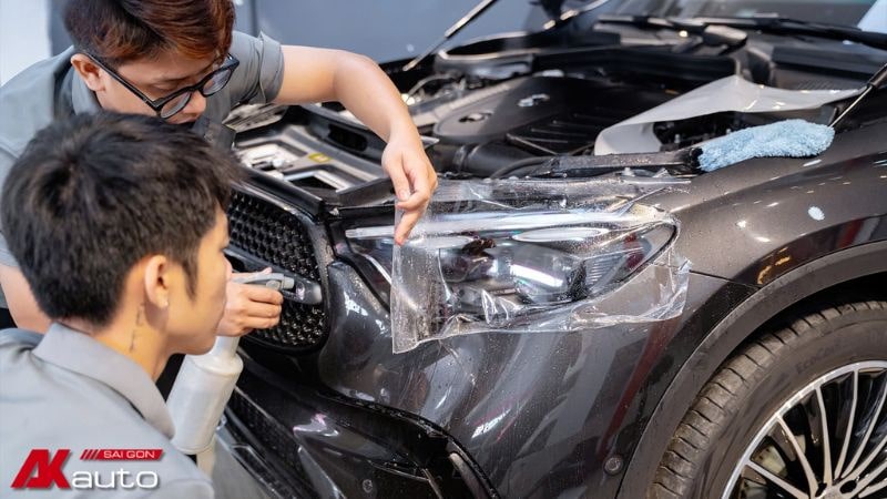 Xịt dung dịch và cố định phim lên vị trí