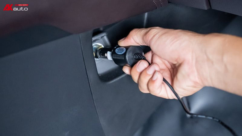 Hướng dẫn lắp camera hành trình bước cắm nguồn