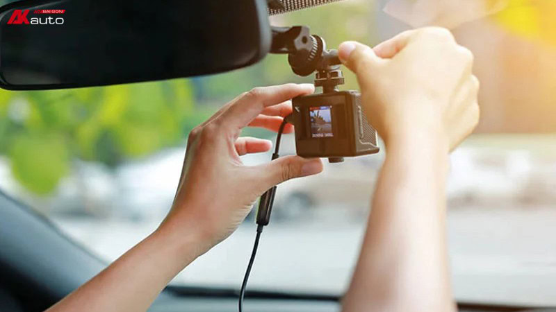 Chủ xe dễ dàng thực hiện theo hướng dẫn lắp đặt camera hành trình ô tô tại nhà 