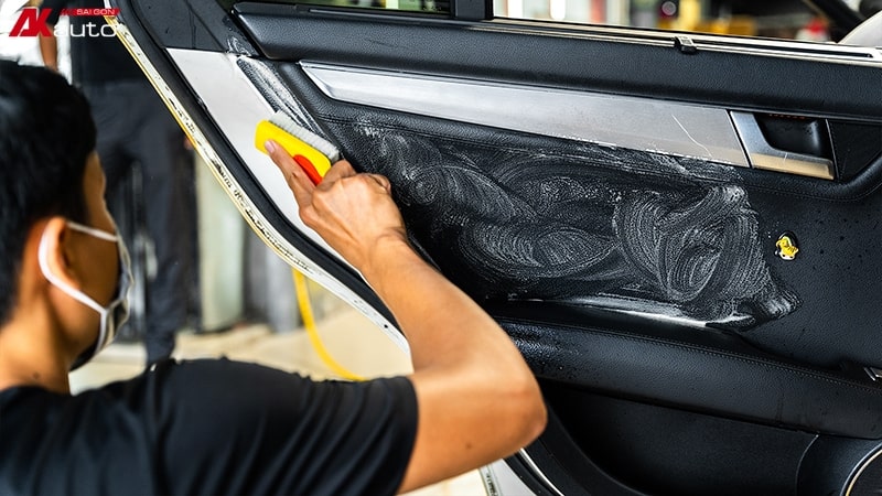 Khách hàng có thể tự dọn nội thất ô tô tại nhà