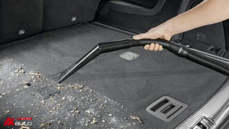 Vệ sinh sàn xe ô tô dễ thực hiện tại nhà