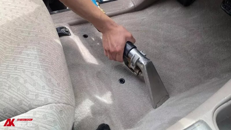 Chủ xe nên hút bụi trước khi vệ sinh sàn ô tô