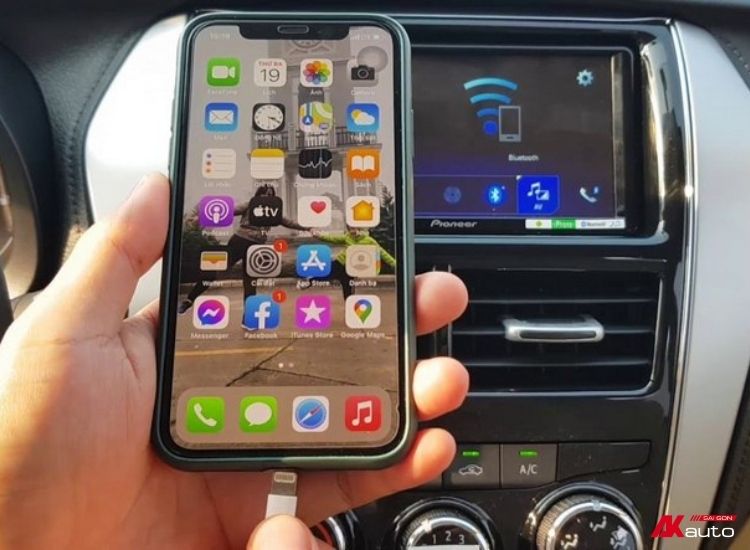 Kết nối điện thoại với màn hình ô tô qua cáp USB