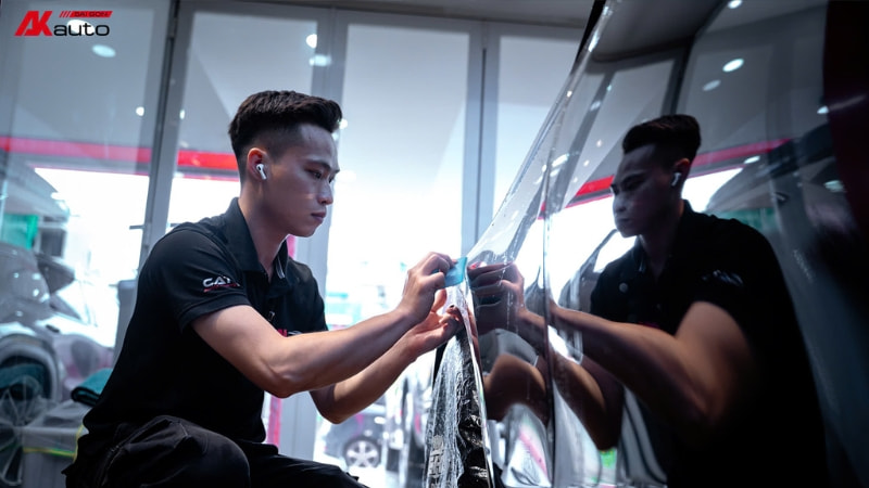 Dán PPF làm tăng thêm độ bóng của sơn xe ô tô