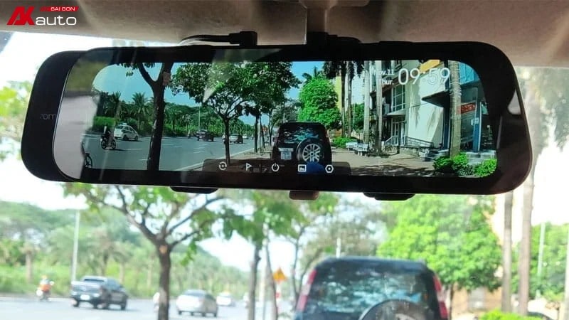 Lắp camera hành trình gương vừa ghi hình vừa dẫn đường thông minh