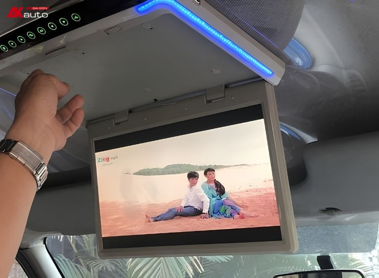 Màn hình ốp trần ô tô đáp ứng nhu cầu giải trí đa phương tiện