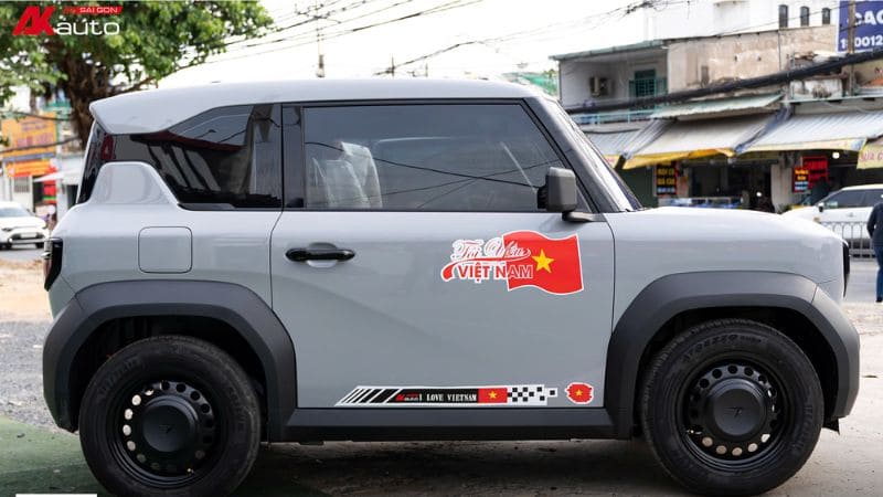 VF3 độ đẹp nhất với decal lá cờ Việt Nam