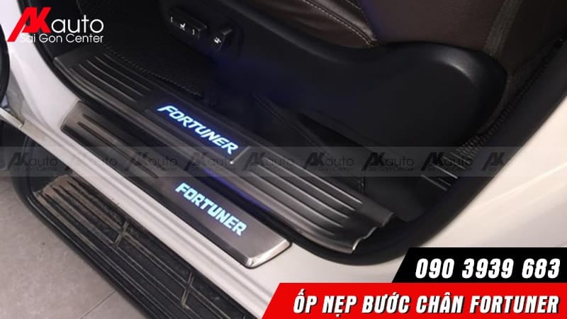nep-buoc-chan-xe-fortuner-co-den-1 bộ nẹp bước chân trong ngoài fortuner