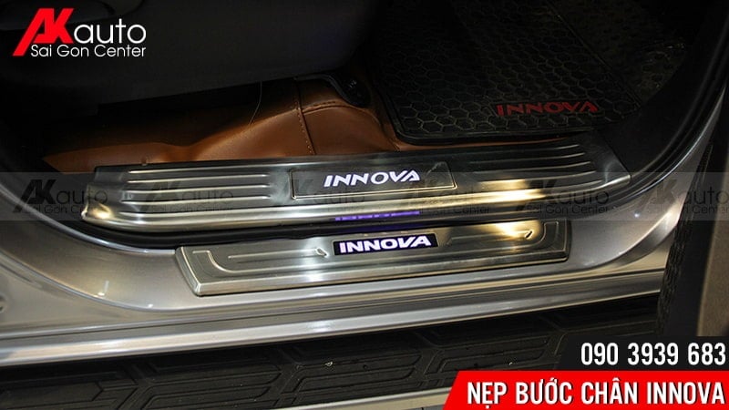 nep-buoc-chan-xe-innova-co-den-2 lắp nẹp bước chân trong ngoài innova