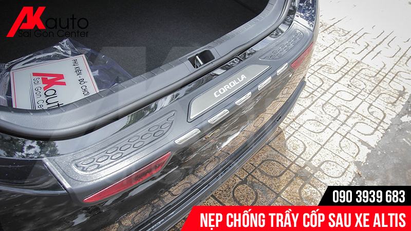Ốp chống trầy cốp cần thiết khi xe thường xuyên chuyên chở đồ đạc