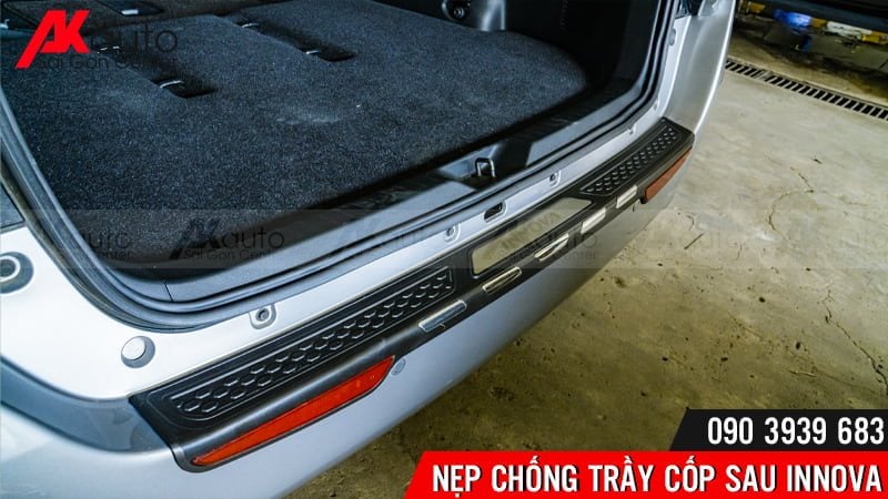 nep-chong-tray-cop-sau-xe-innova-chong-xuoc-2 nẹp chống trầy cốp sau xe innova cứng cáp