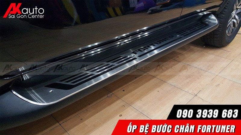 op-bac-len-xuong-xe-fortuner-cao-cap-1 lắp đặt bệ bước chân xe fortuner cao cấp hcm