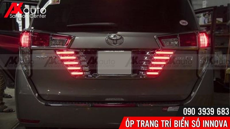 op-khung-bien-so-xe-innova-co-den-2 ốp viền khung biển số xe innova có đèn