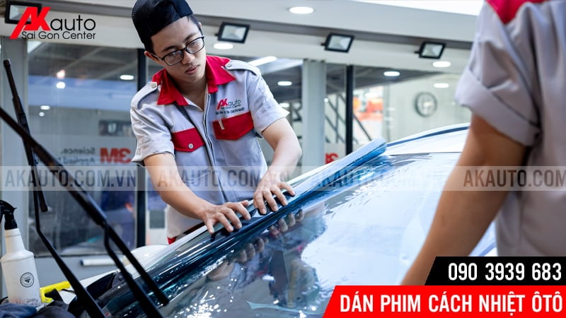 phim-cach-nhiet-o-to-dan-kinh-lai-2 nên dán phim kính lái cho ô tô