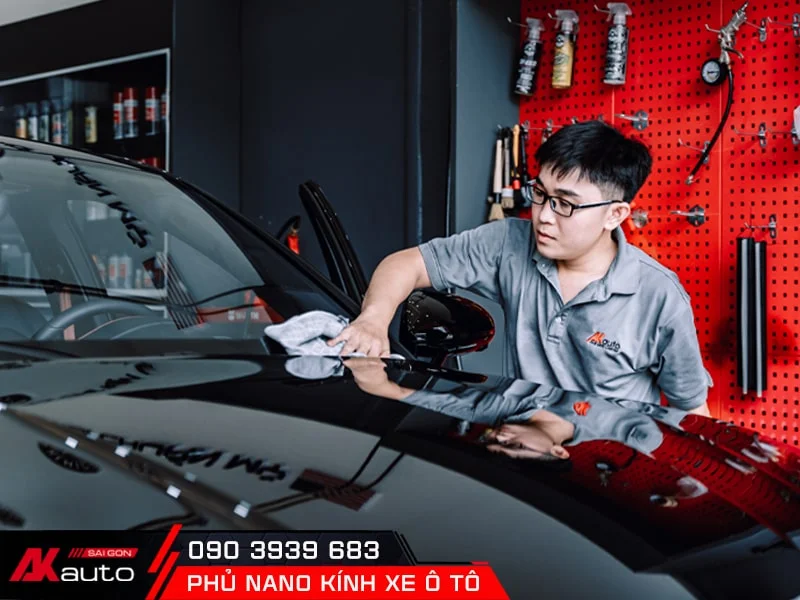Phủ Nano Kính Ô Tô dùng khăn mềm lau khô xe