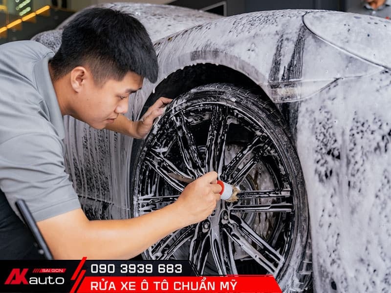 Rửa xe các vị trí mâm và lốp