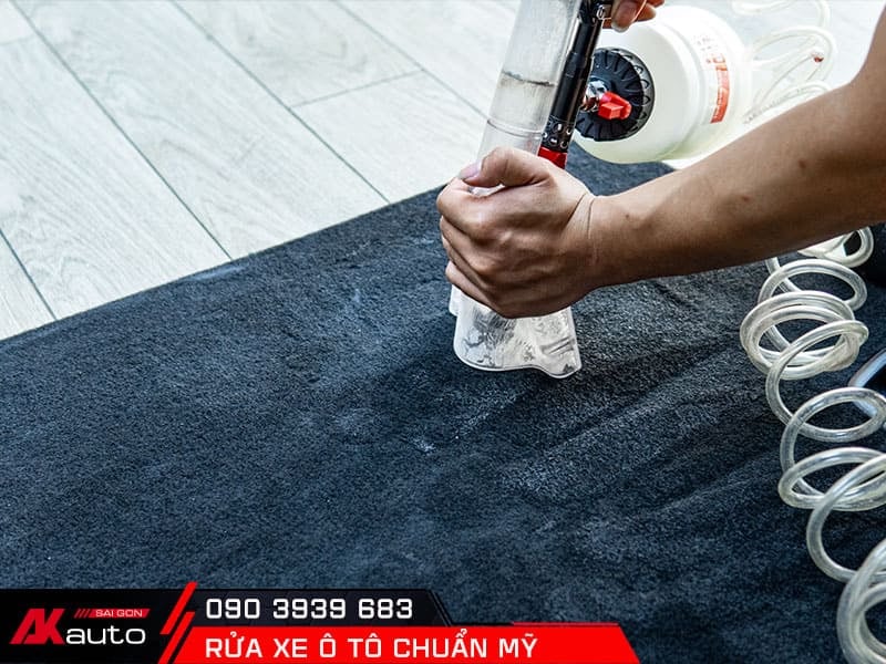 Vệ sinh sàn trước khi rửa xe