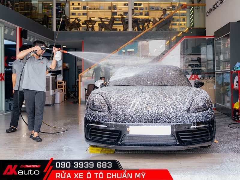 Xịt bọt tuyết lên xe