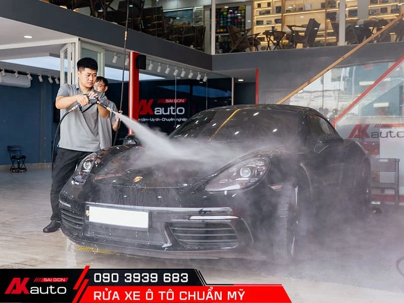 Xịt nước nhẹ làm mềm bụi bẩn