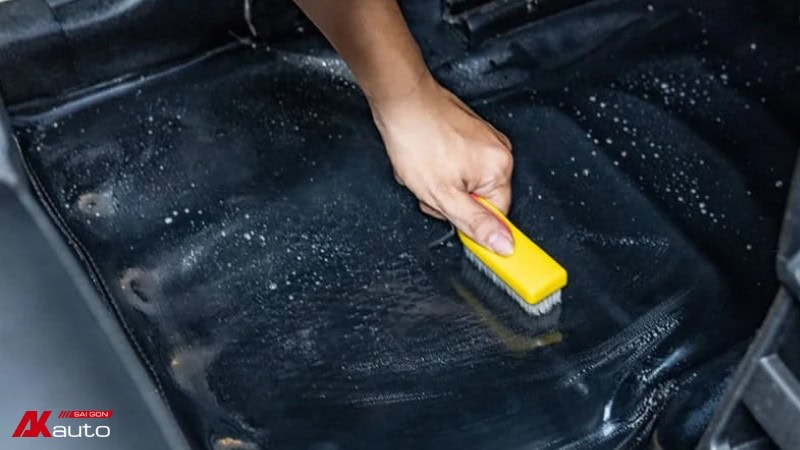 Chủ xe lựa chọn dụng cụ vệ sinh sàn xe chuyên dụng