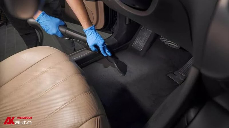 Tần xuất vệ sinh sàn xe ô tô tùy thuộc vào mức độ bẩn của xe