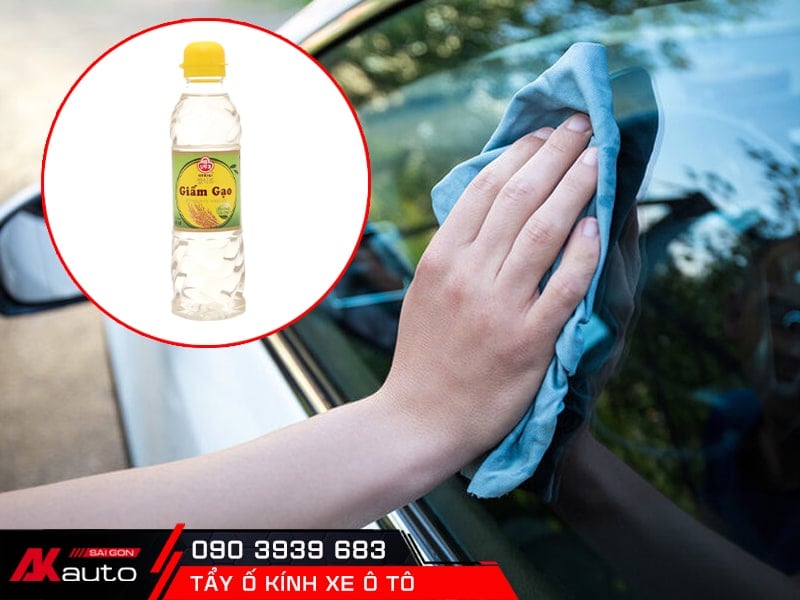 Tẩy ố kính bằng giấm
