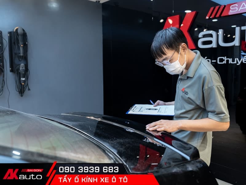 kiểm tra bề mặt kính khi tẩy ố