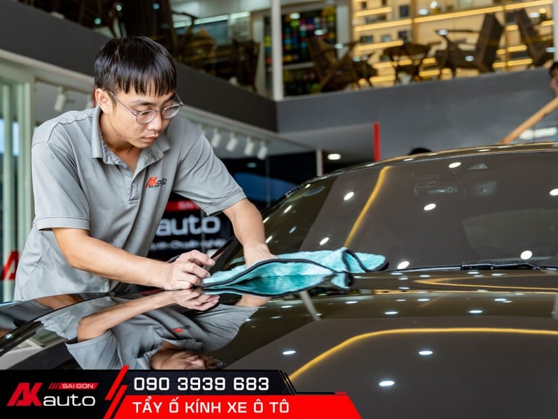 rửa xe trước khi giao khách hàng