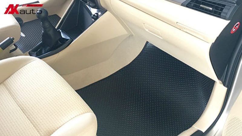 Thảm lót sàn Vios chất liệu nhựa phù hợp với chủ xe hay di chuyển trong thời tiết mưa, môi trường nhiều bụi bẩn
