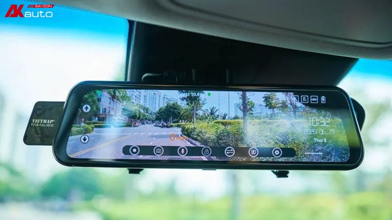 Lựa chọn camera hành trình gương có kích thước phù hợp với gương chiếu hậu của xe ô tô