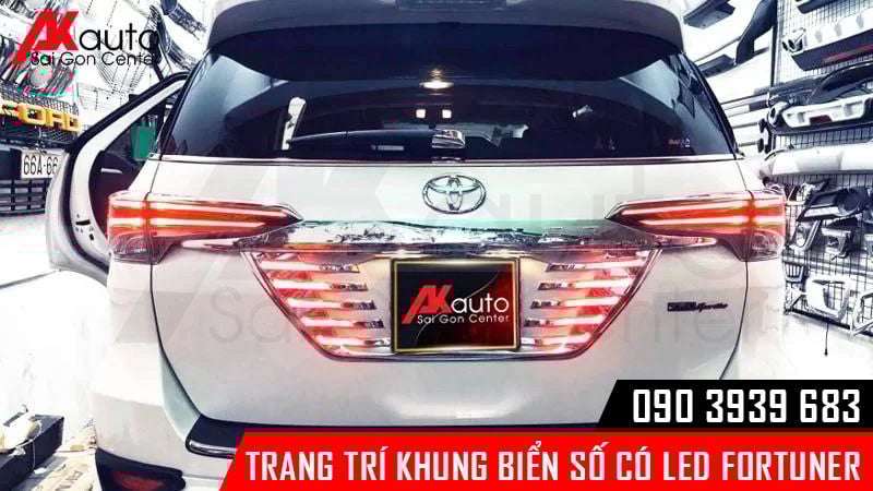trang trí khung biển số có dãy led của xe fortuner