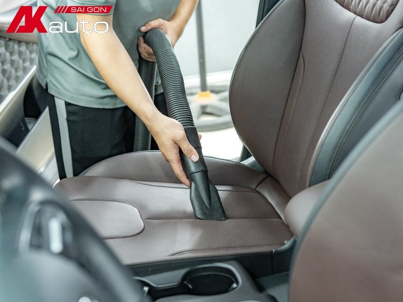 hút bụi làm sạch ghế da xe ô tô
