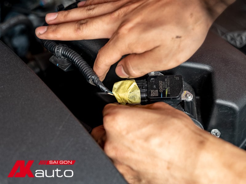 Cách vệ sinh khoang máy ô tô tại nhà Đơn Giản - Chi Tiết nhưng Hiệu Quả cao 3 Xác định các vị trí cần che chắn trước khi vệ sinh khoang máy