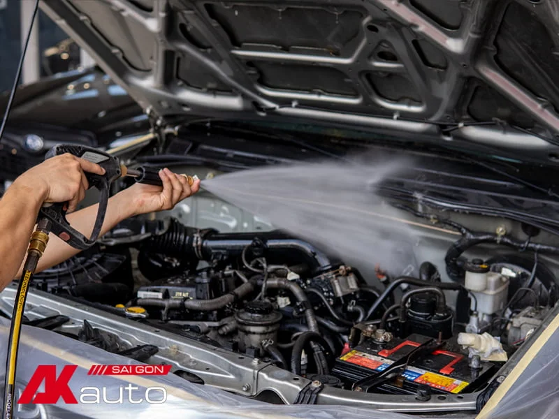 Cách vệ sinh khoang máy ô tô tại nhà Đơn Giản - Chi Tiết nhưng Hiệu Quả cao 4 Xịt nước vào khoang máy ô tô