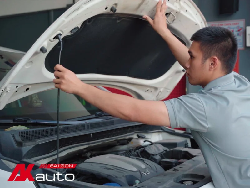 Cách vệ sinh khoang máy ô tô tại nhà Đơn Giản - Chi Tiết nhưng Hiệu Quả cao 2 Vệ Sinh Khoang Máy Ô Tô mở nắp capo trước khi vệ sinh