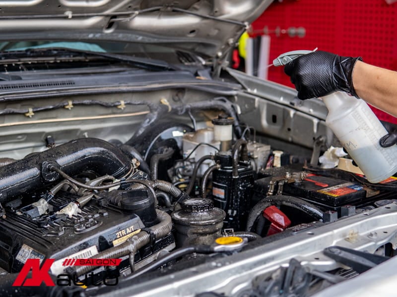 Cách vệ sinh khoang máy ô tô tại nhà Đơn Giản - Chi Tiết nhưng Hiệu Quả cao 5 Sử dụng dung dịch chuyên dụng để vệ sinh khoang máy