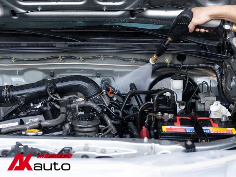 Cách vệ sinh khoang máy ô tô tại nhà Đơn Giản - Chi Tiết nhưng Hiệu Quả cao 6 Xịt nước vào khoang máy để làm sạch