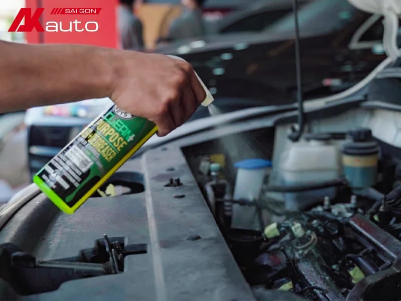 Dung dịch vệ sinh khoang máy ô tô là gì?