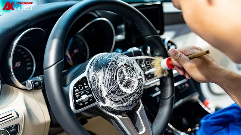 Vệ sinh vô lăng xe ô tô