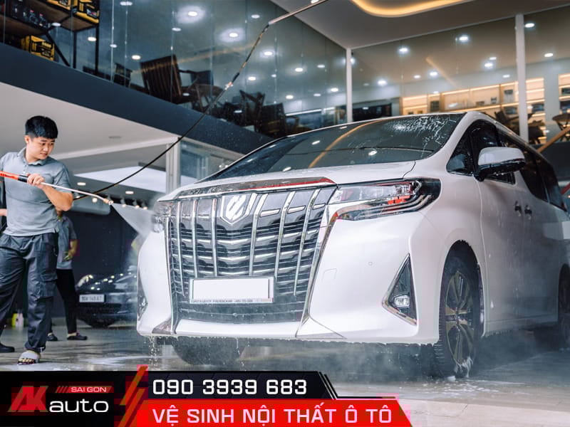 rửa xe ô tô trước khi vệ sinh nội thất