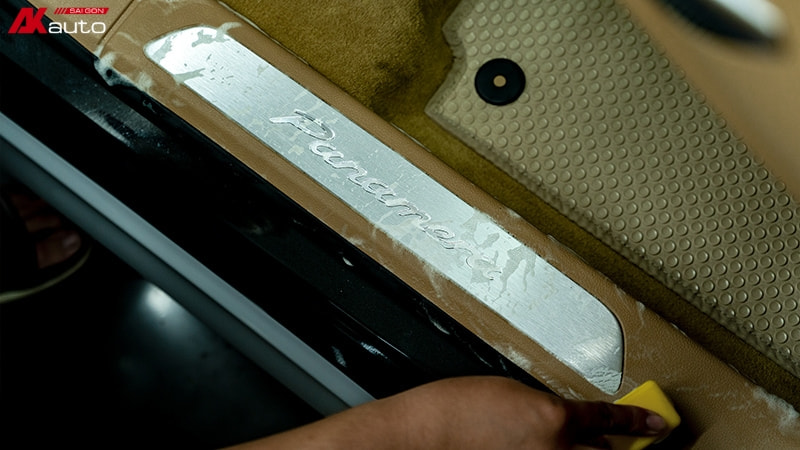 Vệ sinh bệ bước chân xe ô tô