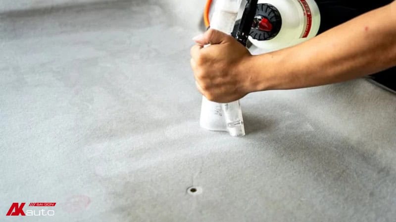 Chủ xe nên định kỳ hút bụi, làm sạch sàn xe ô tô