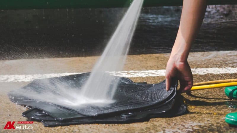Xịt rửa thảm nhựa lót sàn ô tô