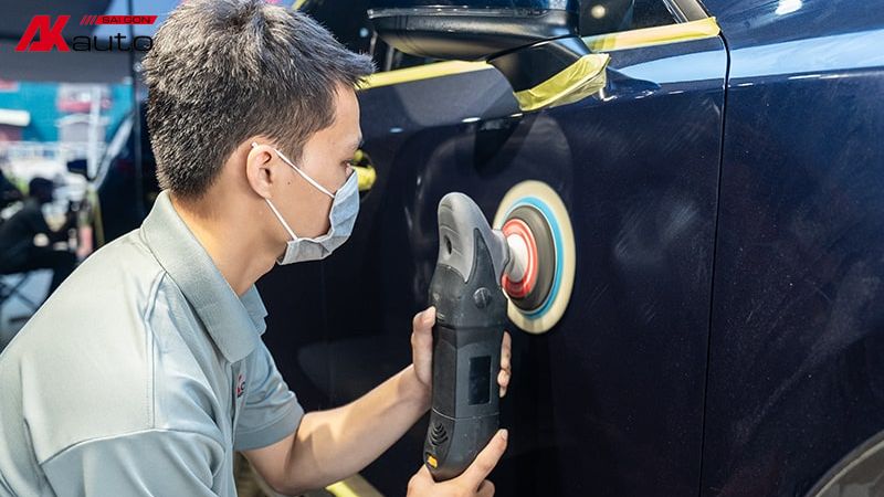 Đánh bóng xe hơi (Polishing) là một quy trình khôi phục và cải thiện vẻ ngoài của lớp sơn xe