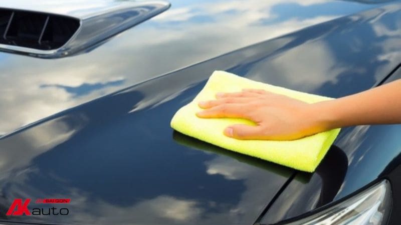 Sau khi wax bóng xe hơi, bạn có thể thực hiện một số bước lưu ý để bảo vệ bề mặt sơn và duy trì độ bóng lâu dài