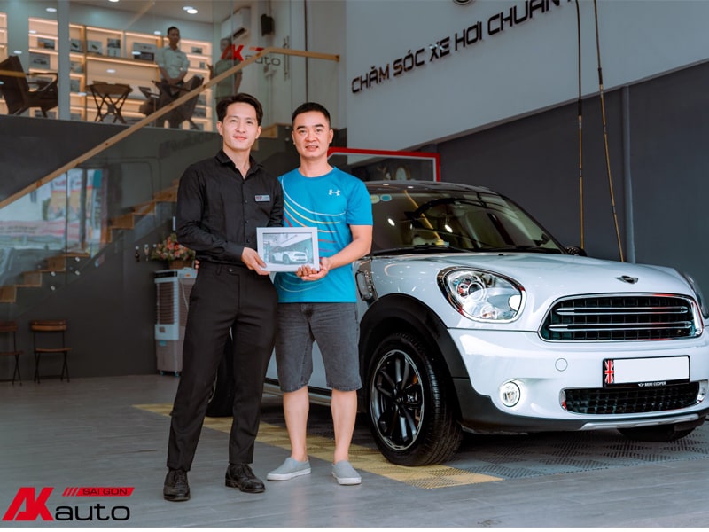 Đội ngũ AKauto luôn tận tâm phục vụ quý chủ xe ghé showroom