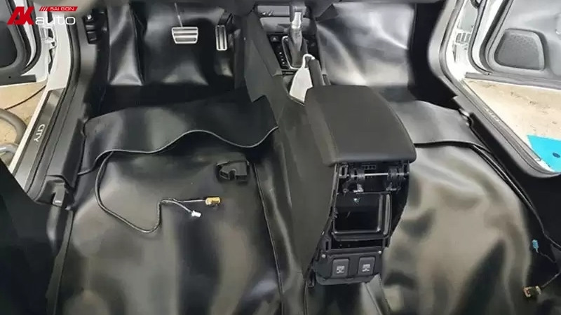 Sàn simili ô tô màu đen sang trọng, thời thượng